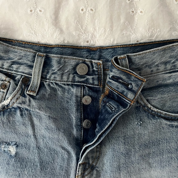 Levi’s 501 Jean Shorts - Picture 3 of 4